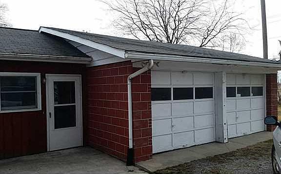 3rd image of 906 E High St
