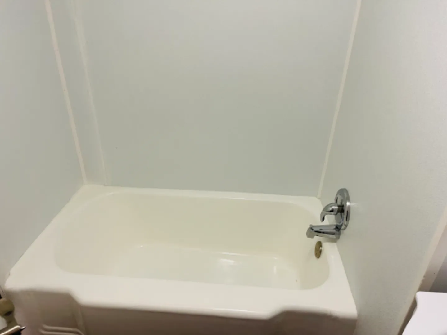 1 Bedroom Pet Friendly House with Off Street Parking — Photo 4