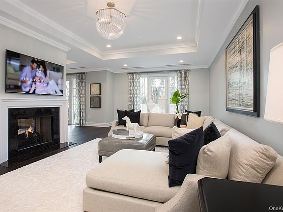 5th image of 3000 Royal Ct Unit 3211