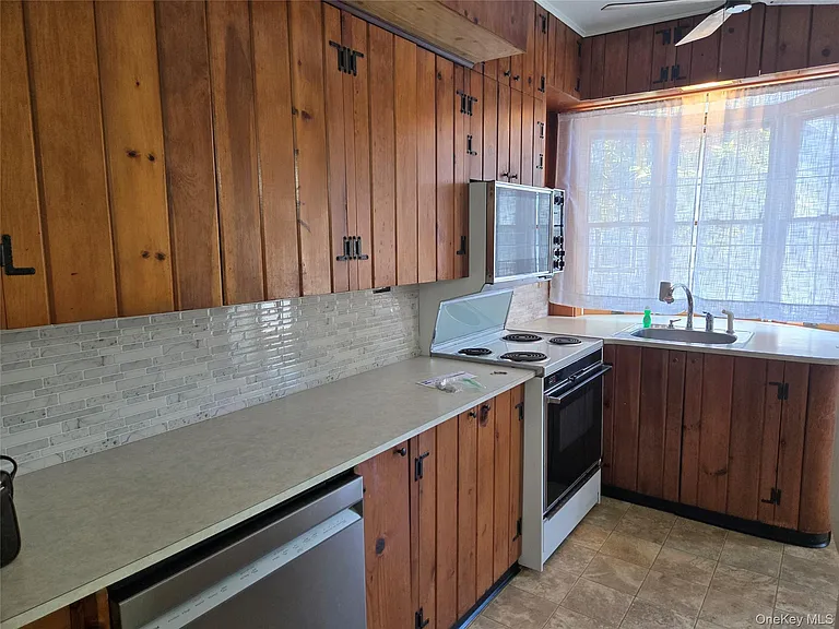 160 Glengariff Rd — Photo 9