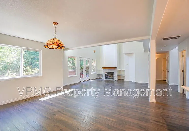 552 E 5th St — Photo 10