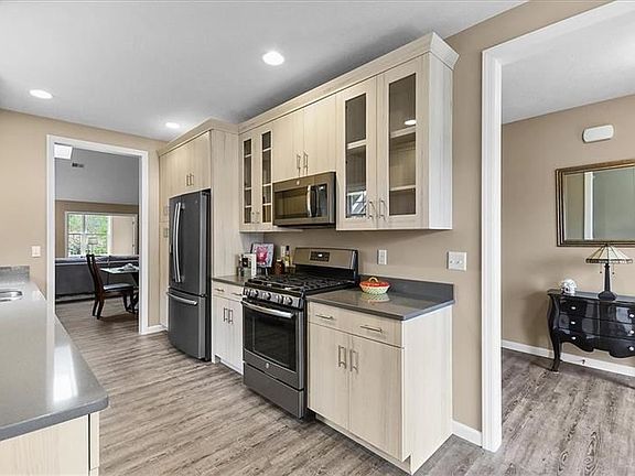 4th image of 439 River Glen Dr