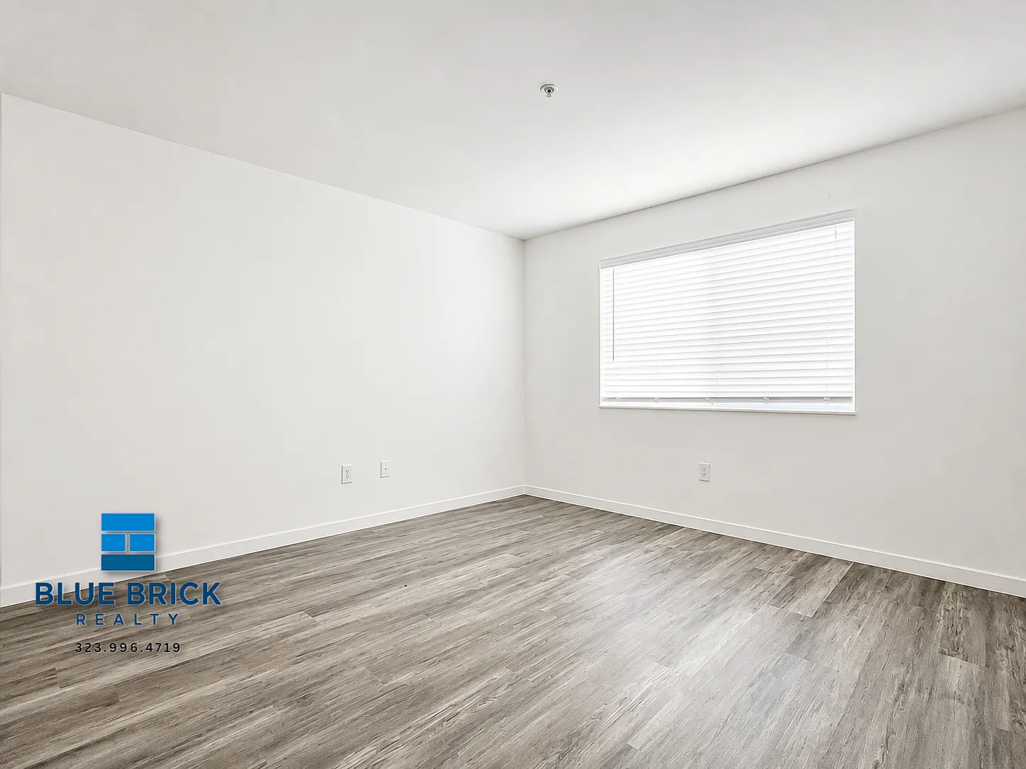 Bright Reseda 2-Bedroom with Central Air & Parking — Photo 4