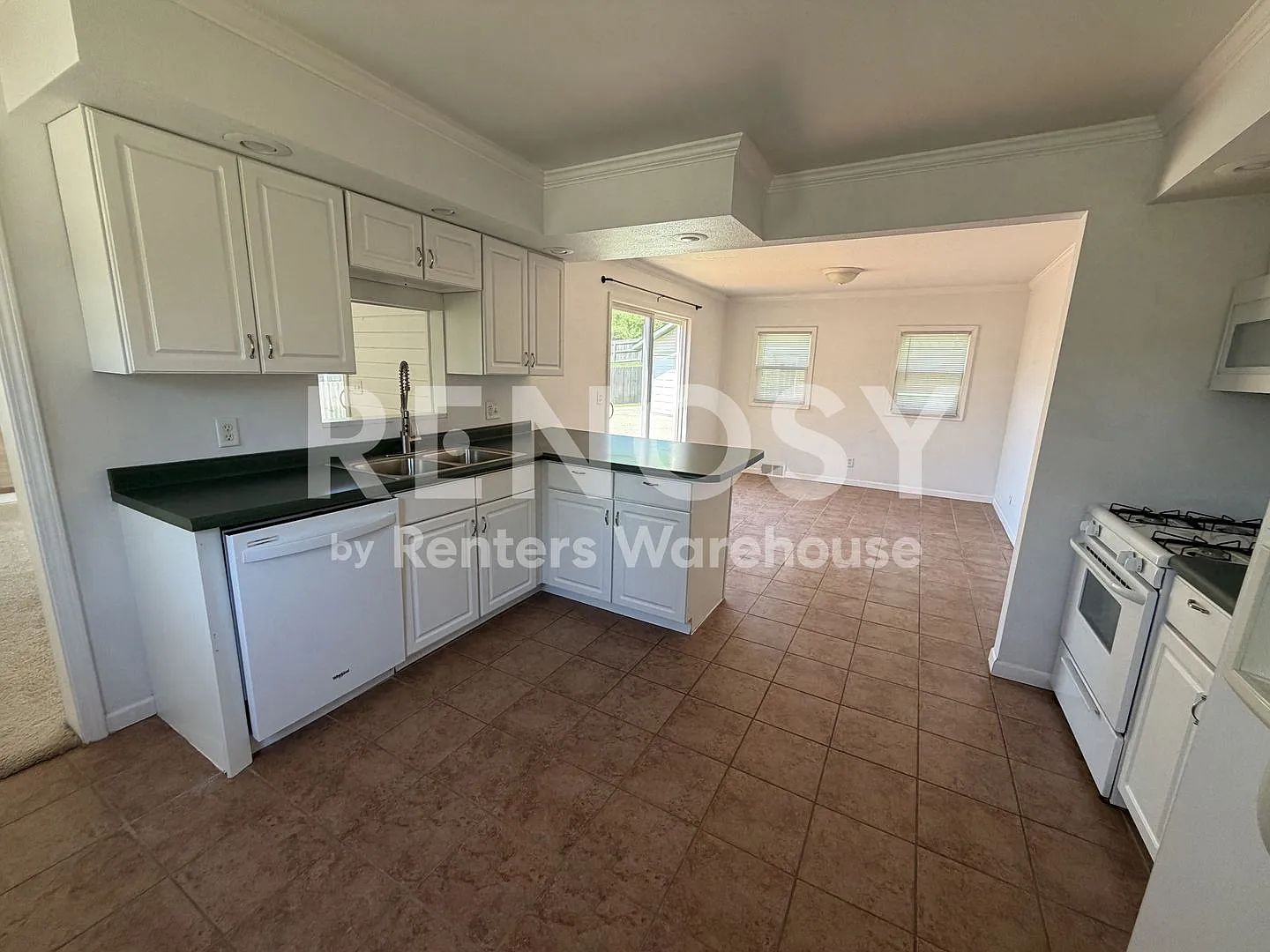 Available NOW! 4 Bedroom 2 Bath Single Family Home in Rochester — Photo 3