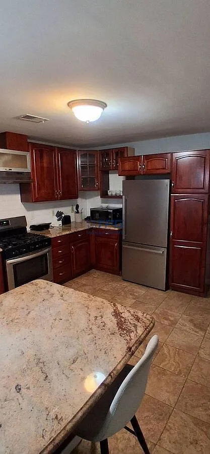 Spacious 2BR Apartment w/ Central A/C | Bright Layout | Prime Elizabeth Location — Photo 2
