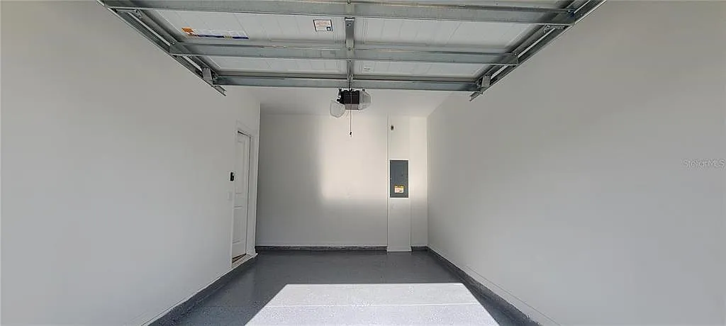 3 bed, 2.5 bath, 1421 sqft, $1,995 — Photo 3