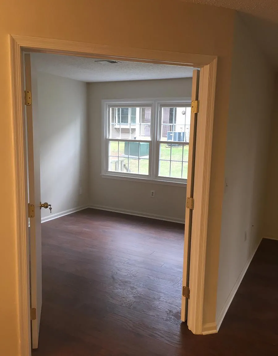 3 bed, 1300 sqft, $3,000 — Photo 2
