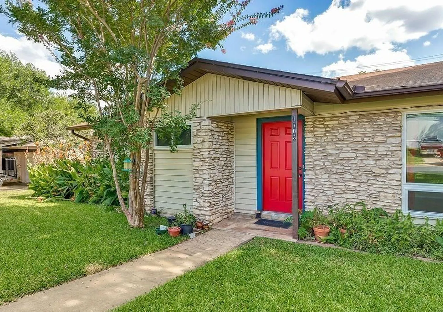 1703 Rockbridge Ter- spacious 3 bed ion a large lot, great central location. — Photo 3