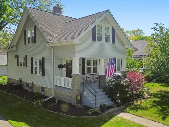 636 1st St, Crete, IL 60417