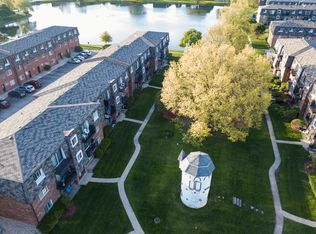 9379 Bay Colony Dr APT 1S, Des Plaines, IL 60016