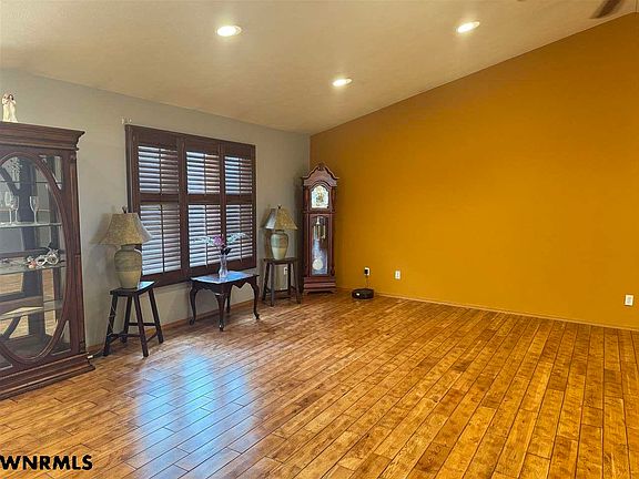 4th image of 2430 Prairie St