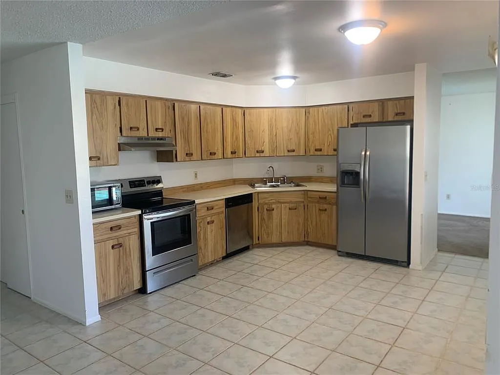 4 bed, 2.0 bath, 1727 sqft, $2,400 — Photo 2