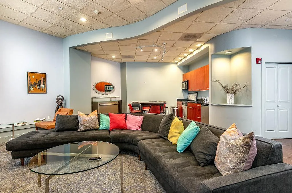 Matae Condominiums - 1 bedroom + den — Photo 3