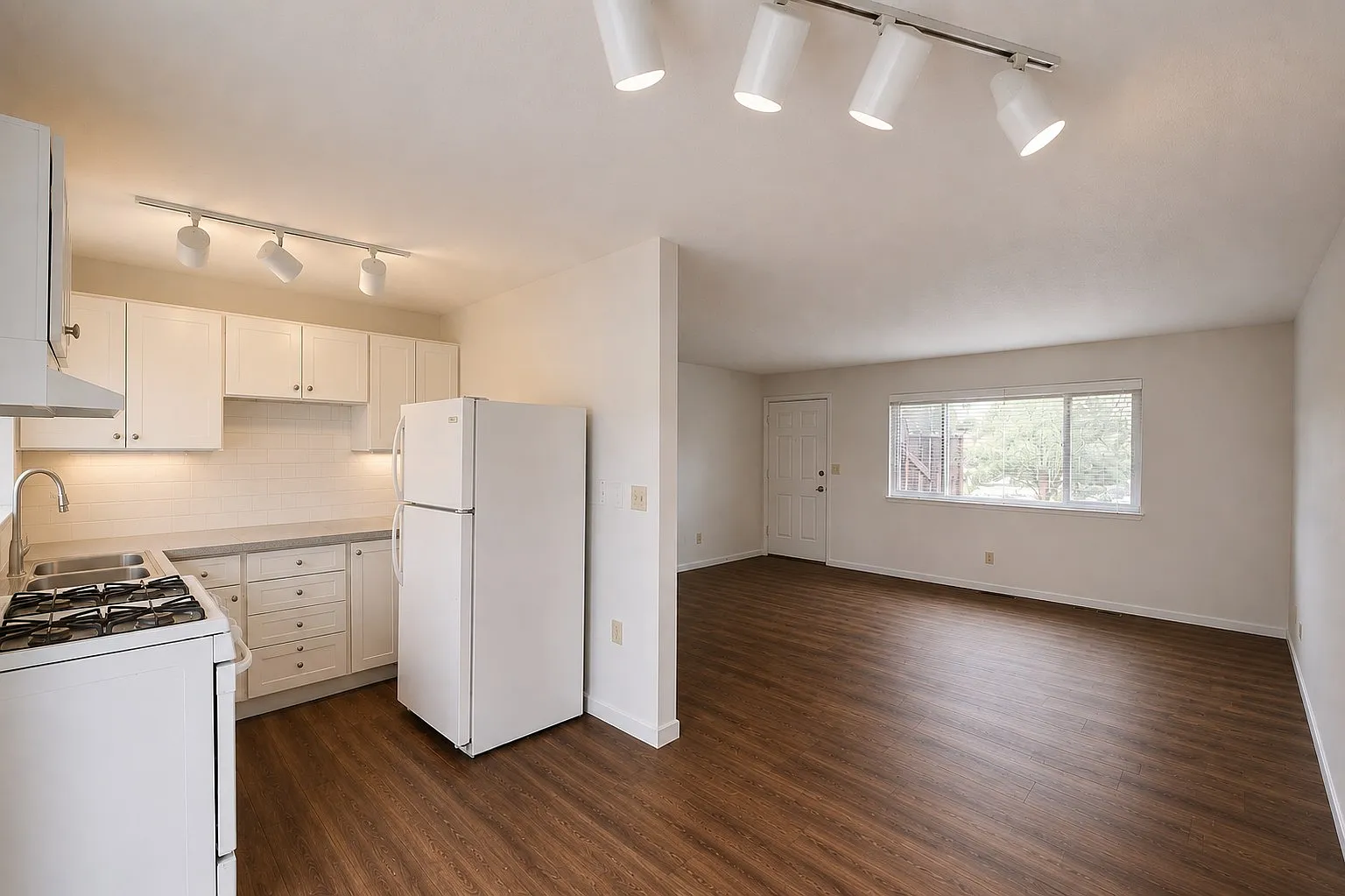 1600 E Long St — Photo 3