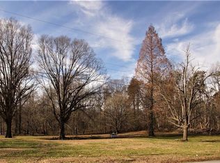 812 Robinhood Rd, Reidsville, NC 27320