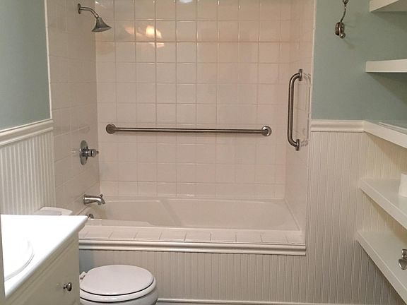 4th image of 225 E 2nd St #2