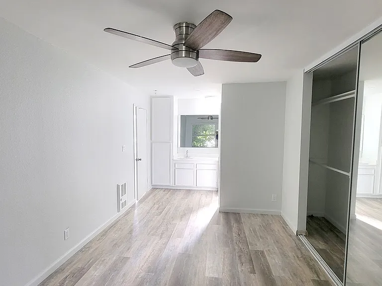 1018 E Lexington Ave — Photo 11
