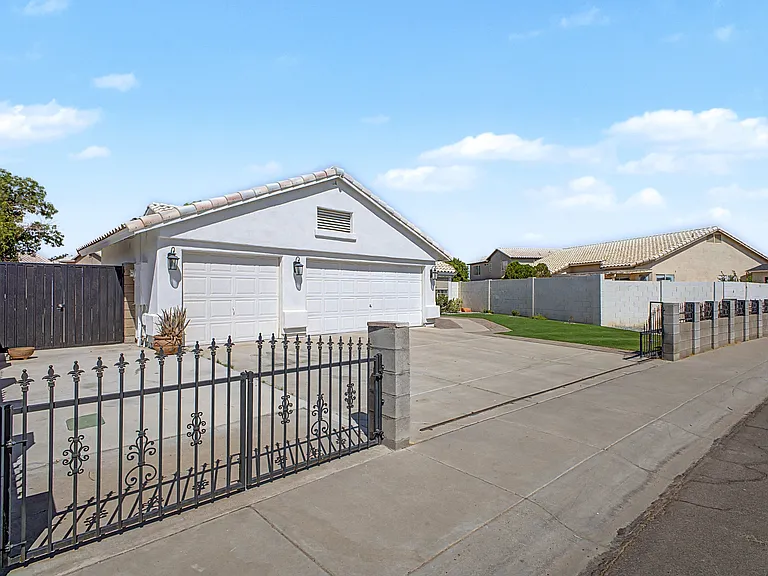 8544 W Holly St — Photo 32