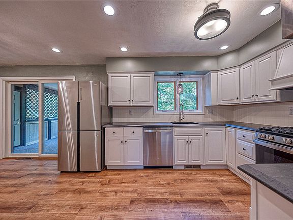 5th image of 532 Reimer St