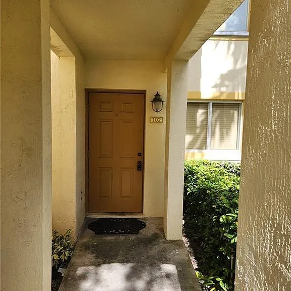 4775 SW 62nd Ave #102 — Photo 2