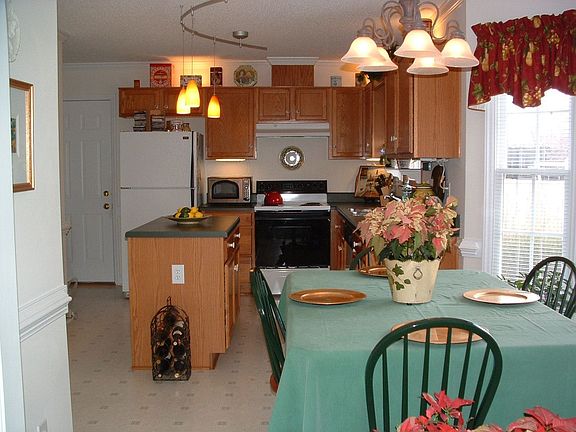 Kitchen w/ eat-in area