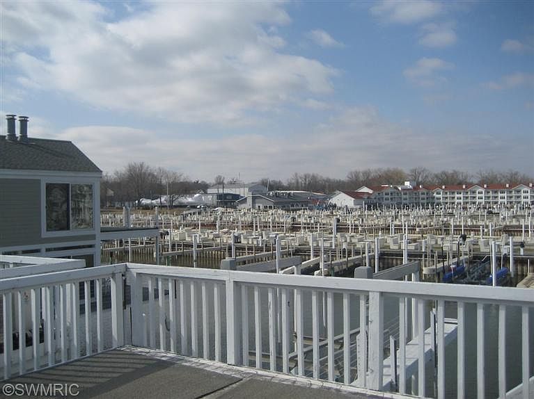 1st image of 28 Harbor Isle Dr
