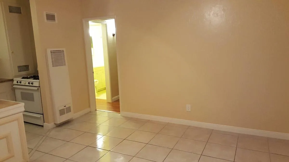 1502 East Broadway — Photo 2