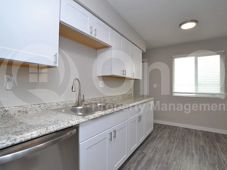 2210 W Devonshire Ave #8 — Photo 5