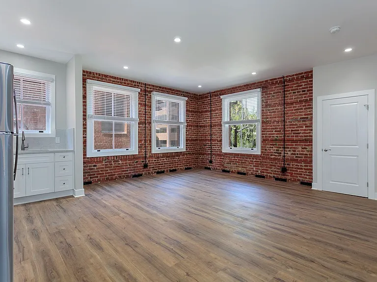 149 S Los Robles Ave — Photo 46