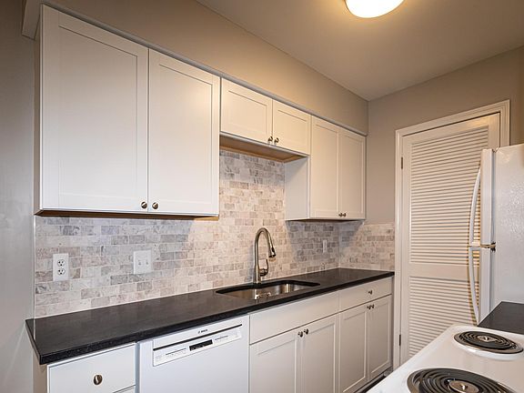 3rd image of 7607 Woodview Dr