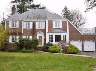 61 Old Pond Rd, Great Neck, NY 11023