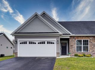 6005 Redfield Dr, Farmington, NY 14425