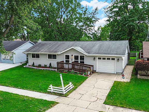 3rd image of 741 Surrey Dr
