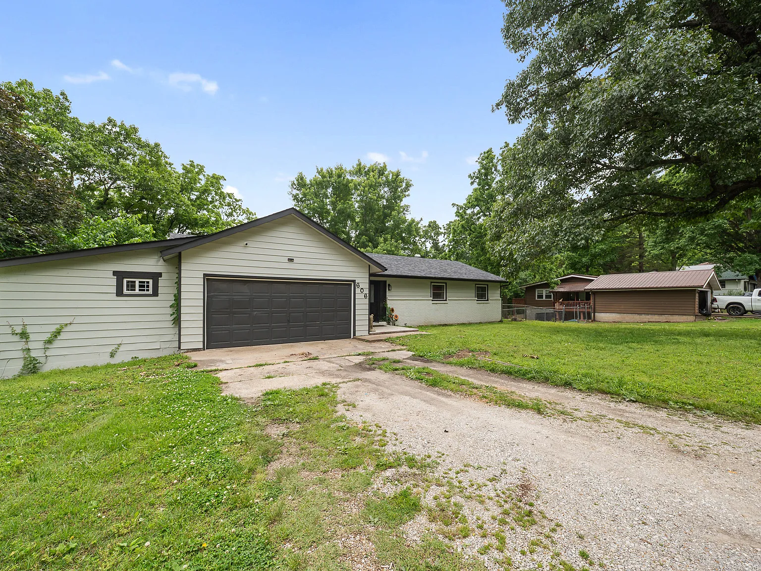 5 bed, 2400 sqft, $2,300 — Photo 3