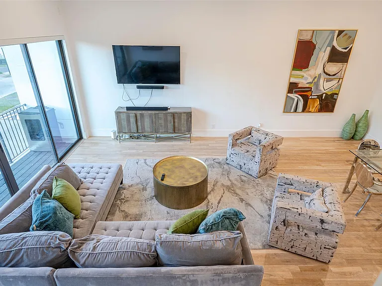 709 Memorial Heights Dr — Photo 10