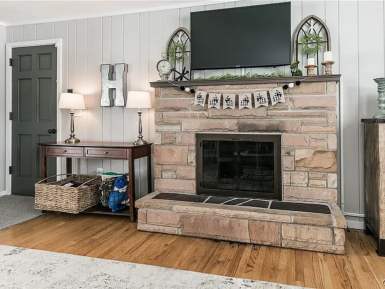Real fireplace in familiy room