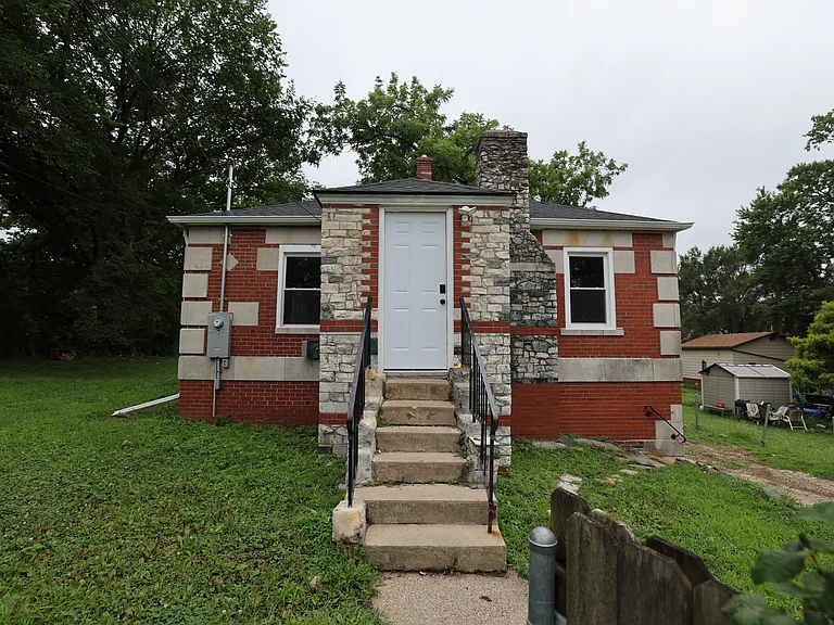 1962 Francis Ave — Photo 1