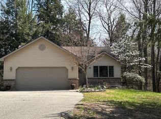 8625 Bent Pine Dr, Lake Ann, MI 49650