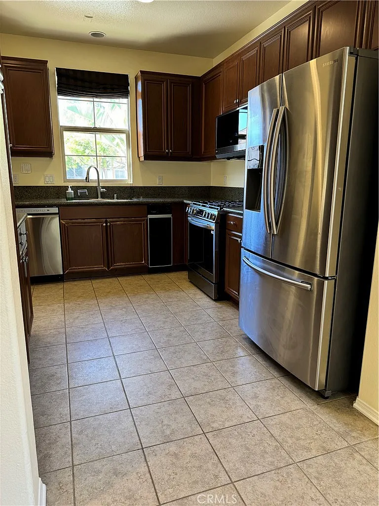 1 bed, 1096 sqft, $3,700 — Photo 4