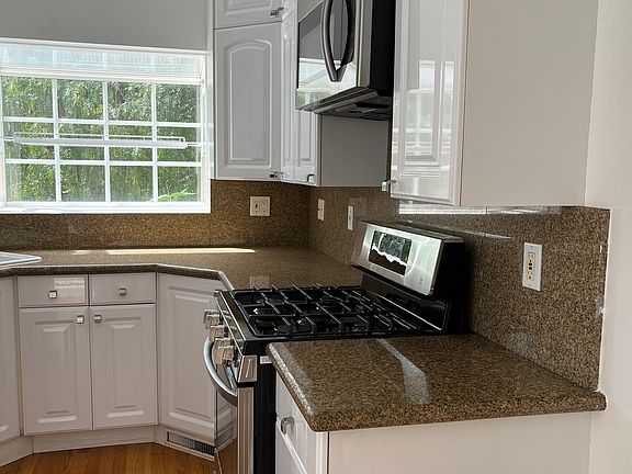 KITCHEN: GRANITE COUNTERTOPS