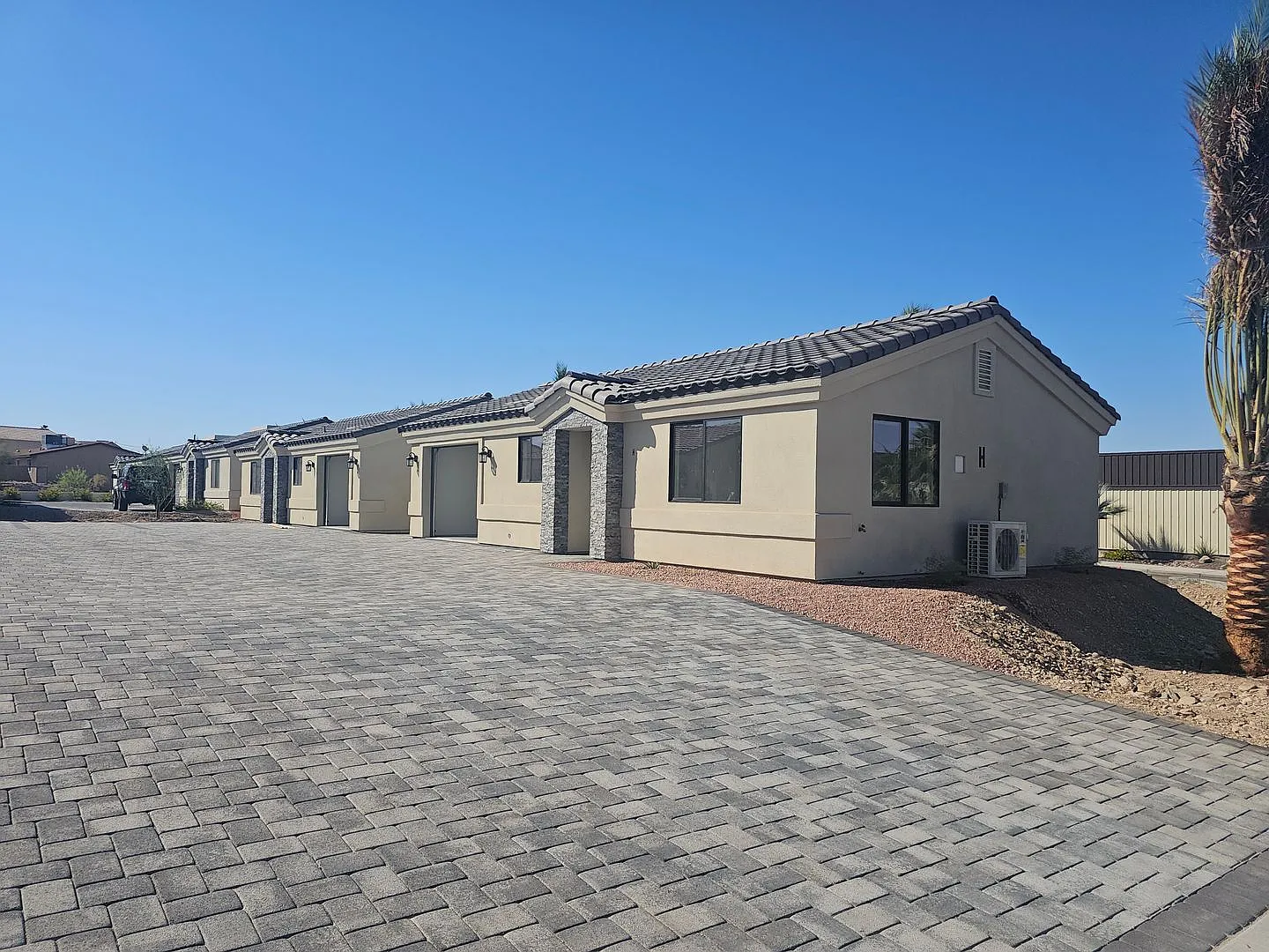 Brand New Complex!! Available October 1st — Photo 1
