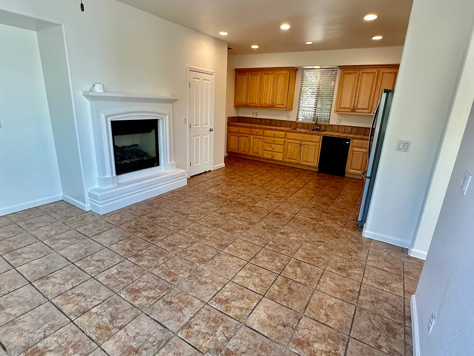 4 bed, 2.5 bath, 2226 sqft, $3,200 — Photo 4