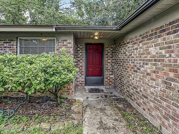 Front entrance w/ overhang