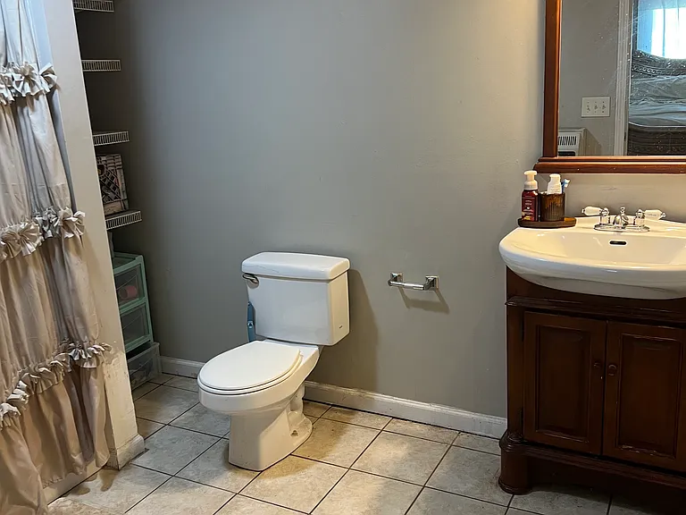 912 W College St — Photo 12