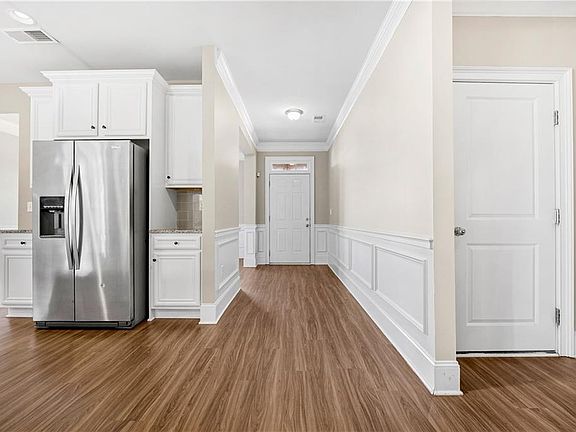 3rd image of 275 Broadmoor Dr