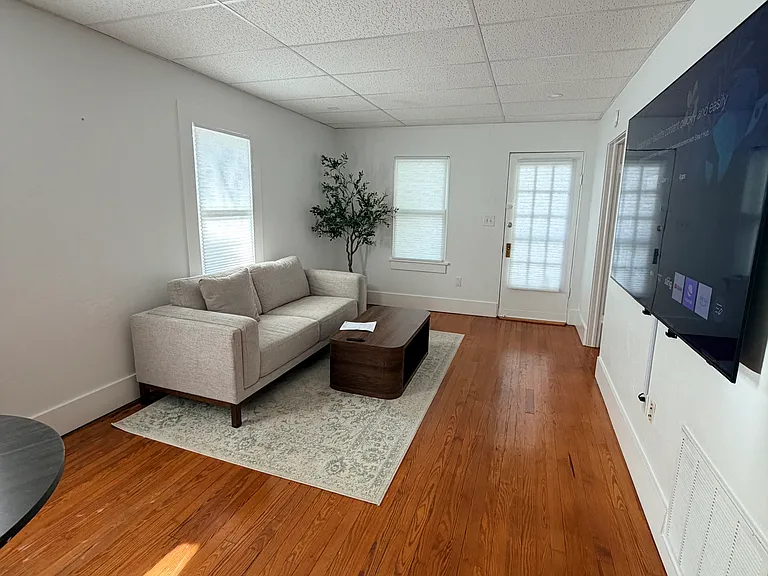 1775 Bay St — Photo 2