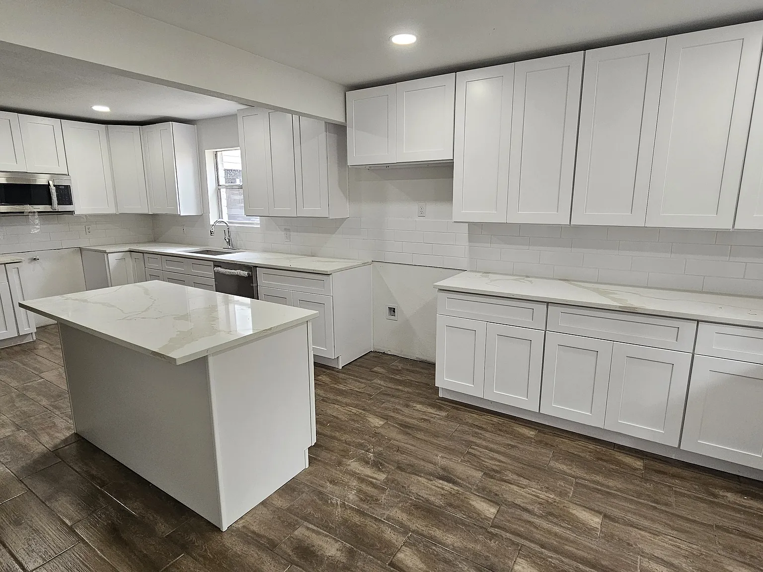 4 bed, 2.5 bath, 2716 sqft, $2,200 — Photo 2