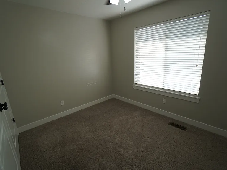 3 bed, 1.0 bath, 1092 sqft, $1,550 — Photo 9