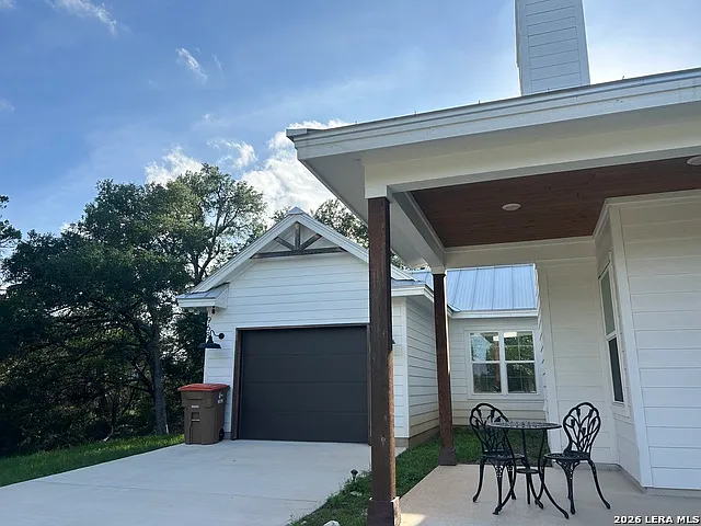 3 bed, 2.0 bath, 1293 sqft, $2,400 — Photo 3