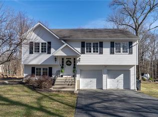 49 Red Barn Rd, Shawangunk, NY 12566